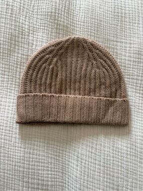 Bloomingdale's Cashmere Ribbed Beanie in Camel